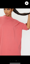 Carregar imagem no visualizador da galeria, Vestido t-shirt rosa
