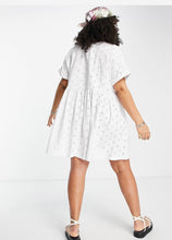 Load image into Gallery viewer, Vestido branco new look buraco curve
